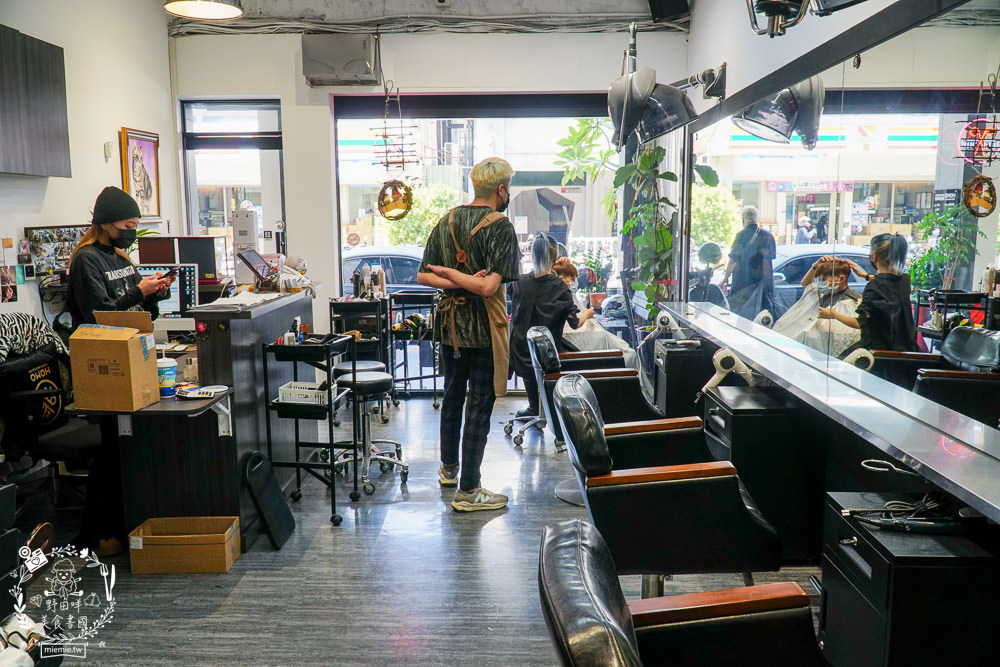 高雄美髮推薦[好毛髮型沙龍HOMO hair salon]知性又可愛的大波浪捲髮!新崛江美髮推薦!