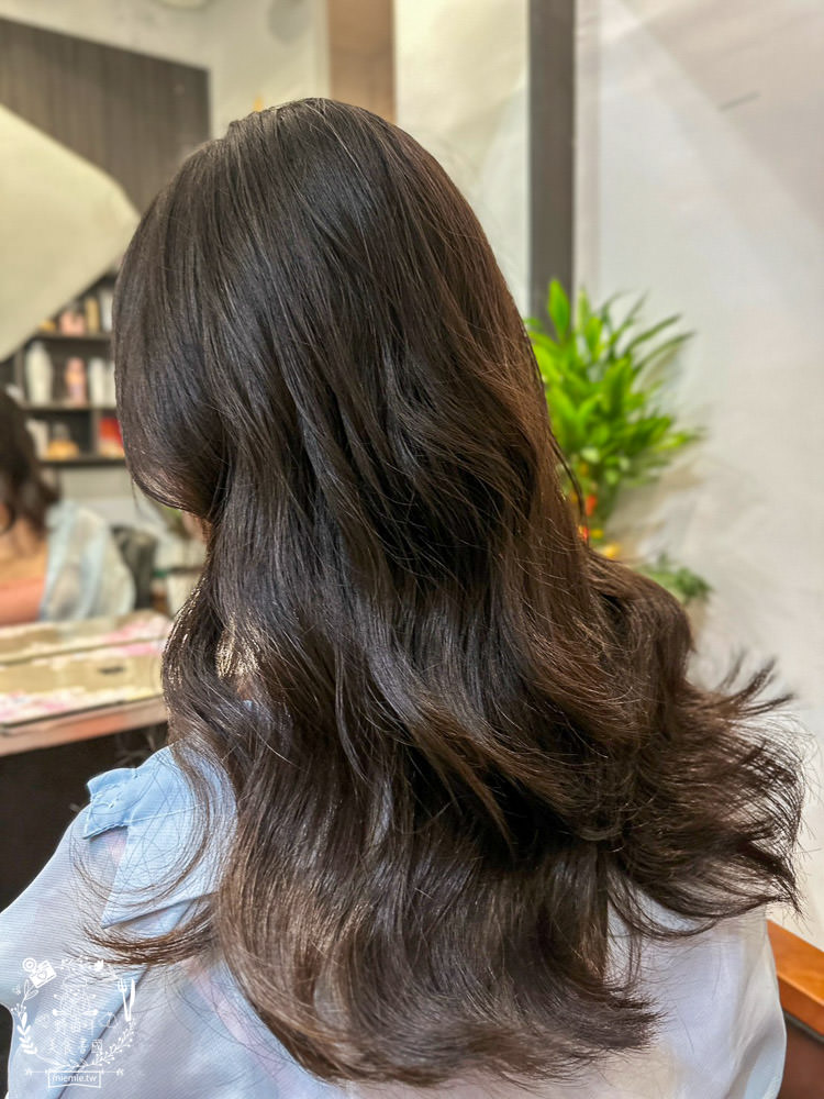 高雄美髮推薦[好毛髮型沙龍HOMO hair salon]知性又可愛的大波浪捲髮!新崛江美髮推薦!