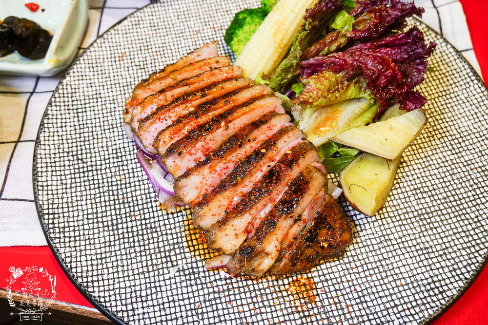 高雄[好飯遇所楠梓店]傳承總舖師30年的辦桌手藝!單身狗居然也能吃辦桌菜?霸氣的戰斧豬湘川麻奶麵銷魂推薦!