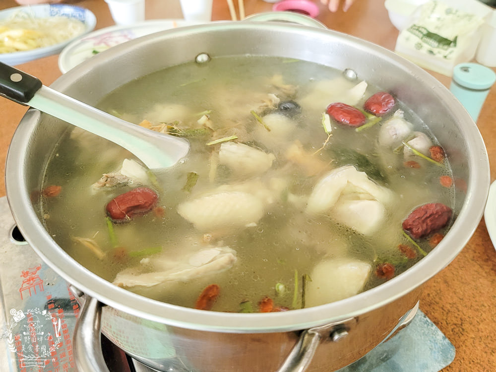 高雄月世界美食|妙香亭土雞城|著名土雞城勝地|泥火山地形相伴