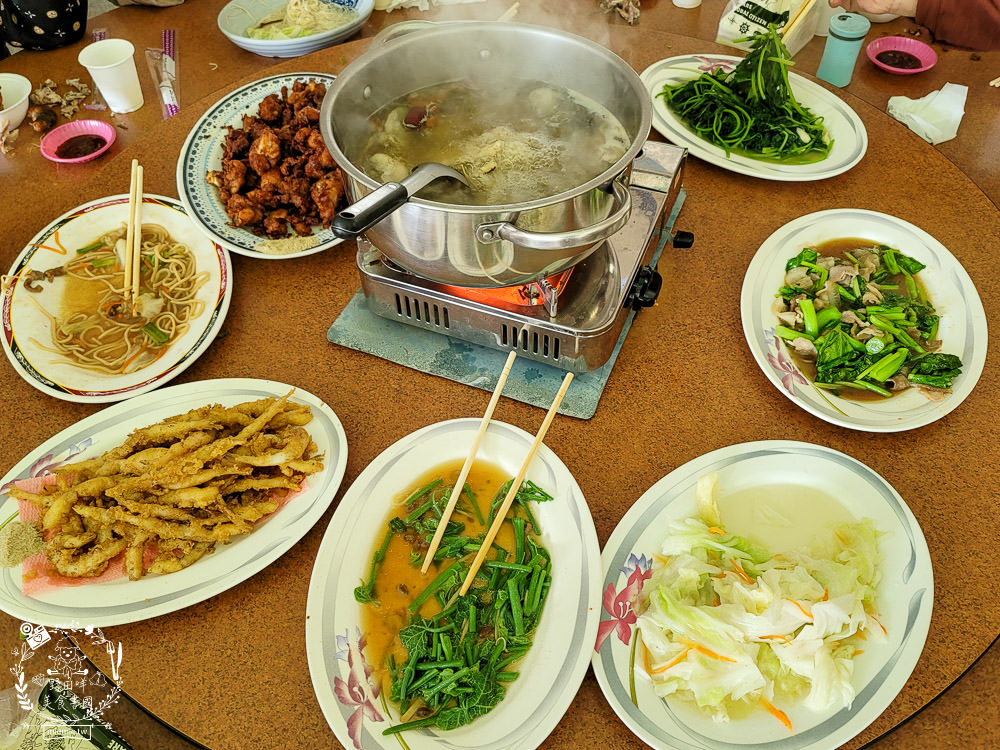 高雄月世界美食|妙香亭土雞城|著名土雞城勝地|泥火山地形相伴