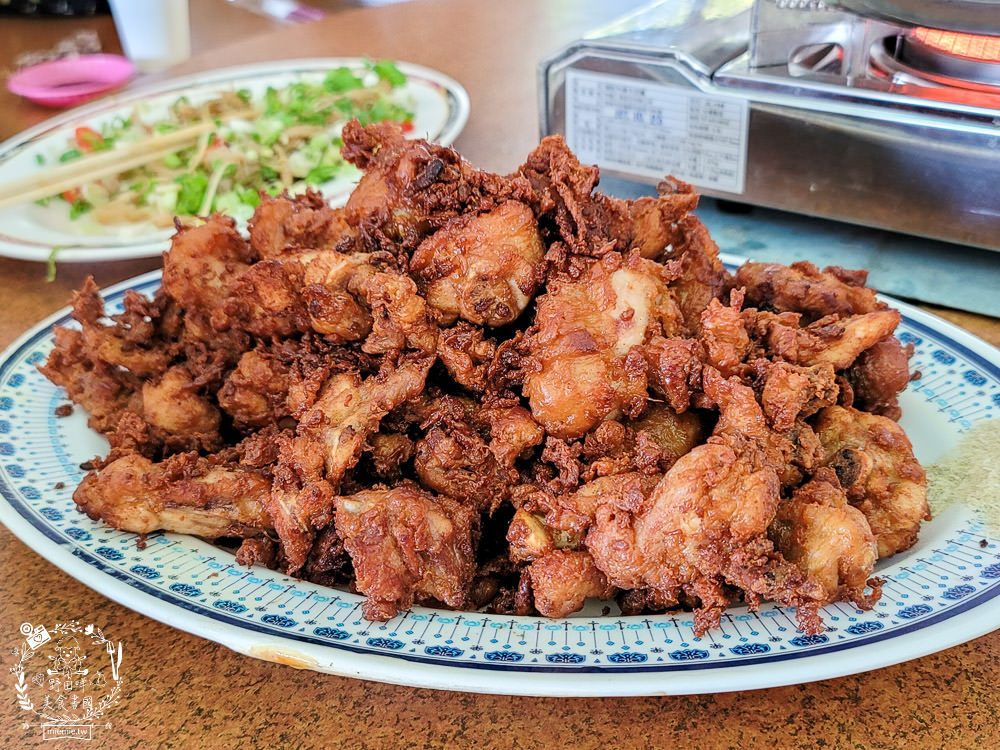 高雄月世界美食|妙香亭土雞城|著名土雞城勝地|泥火山地形相伴