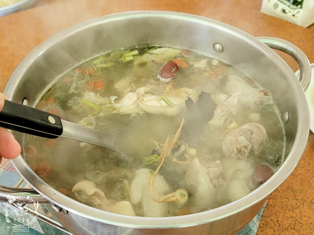 高雄月世界美食|妙香亭土雞城|著名土雞城勝地|泥火山地形相伴