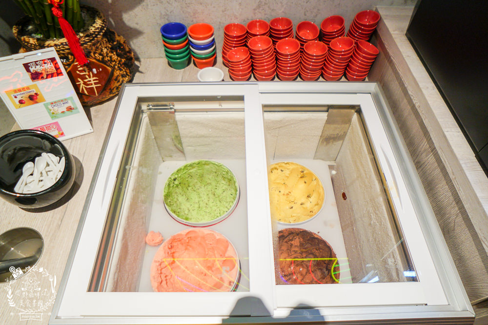 高雄[娜姐火鍋公司]文山特區超新潮復古的港式火鍋!多項飲料冰淇淋自助免費吃到飽!