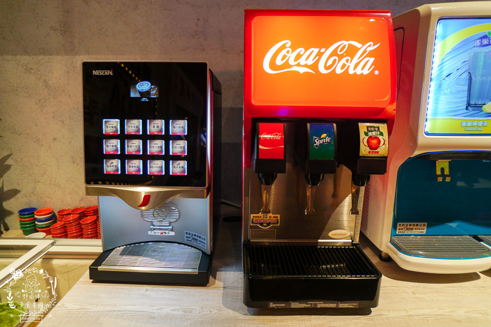 高雄[娜姐火鍋公司]文山特區超新潮復古的港式火鍋!多項飲料冰淇淋自助免費吃到飽!