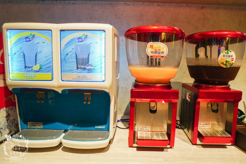 高雄[娜姐火鍋公司]文山特區超新潮復古的港式火鍋!多項飲料冰淇淋自助免費吃到飽!