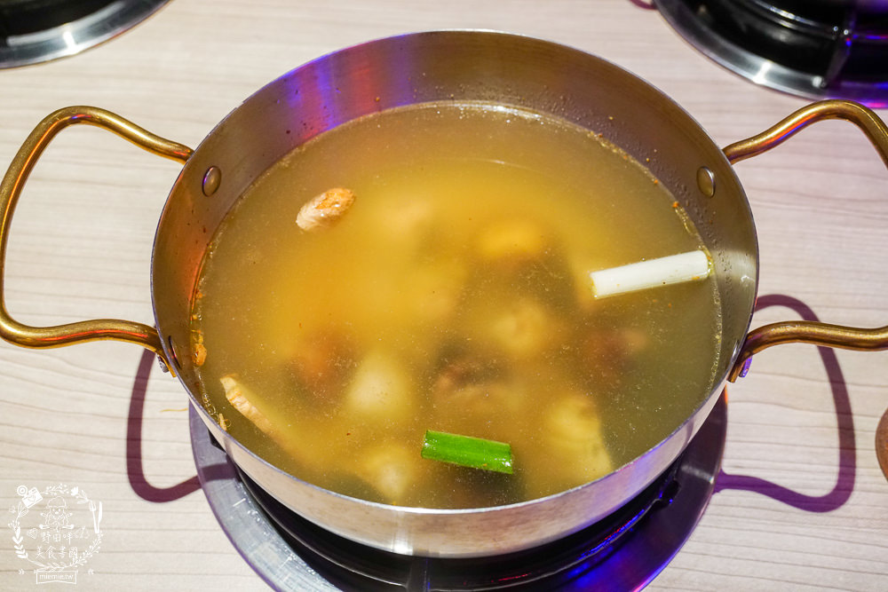 高雄[娜姐火鍋公司]文山特區超新潮復古的港式火鍋!多項飲料冰淇淋自助免費吃到飽!