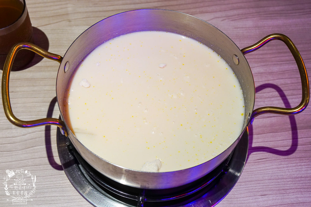 高雄[娜姐火鍋公司]文山特區超新潮復古的港式火鍋!多項飲料冰淇淋自助免費吃到飽!