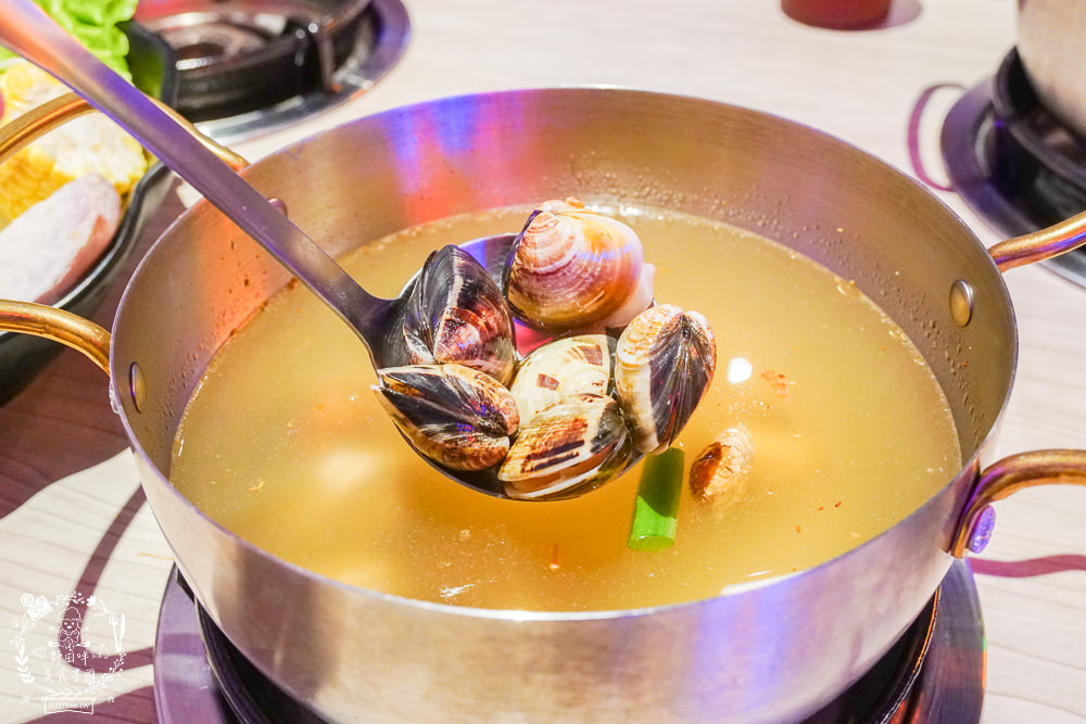 高雄[娜姐火鍋公司]文山特區超新潮復古的港式火鍋!多項飲料冰淇淋自助免費吃到飽!