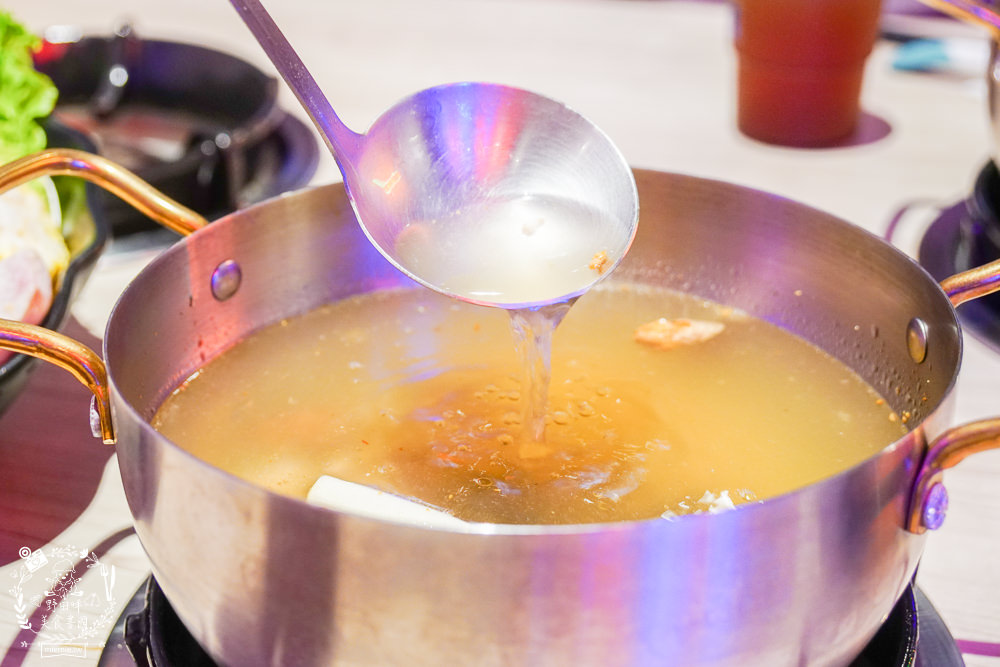 高雄[娜姐火鍋公司]文山特區超新潮復古的港式火鍋!多項飲料冰淇淋自助免費吃到飽!