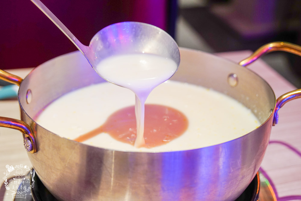 高雄[娜姐火鍋公司]文山特區超新潮復古的港式火鍋!多項飲料冰淇淋自助免費吃到飽!