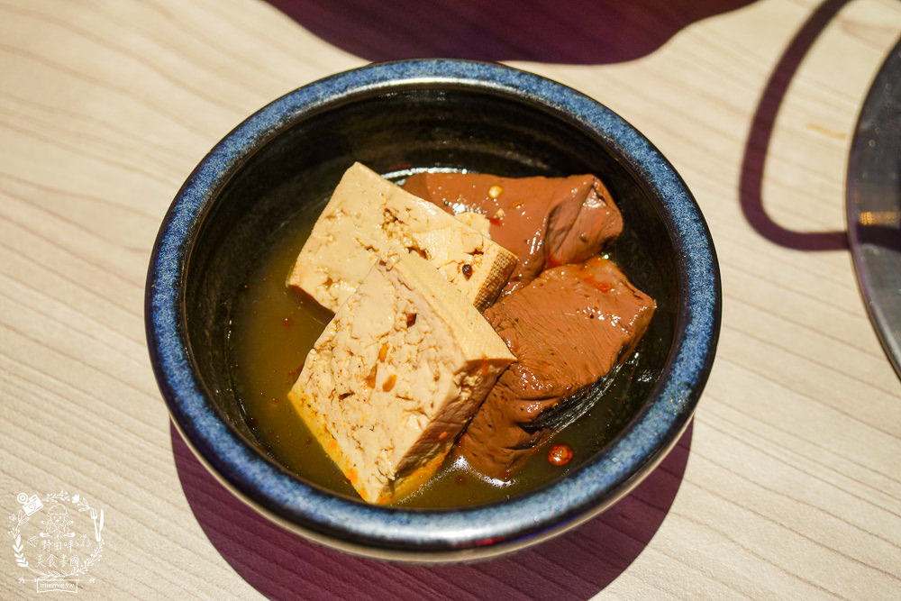 高雄[娜姐火鍋公司]文山特區超新潮復古的港式火鍋!多項飲料冰淇淋自助免費吃到飽!