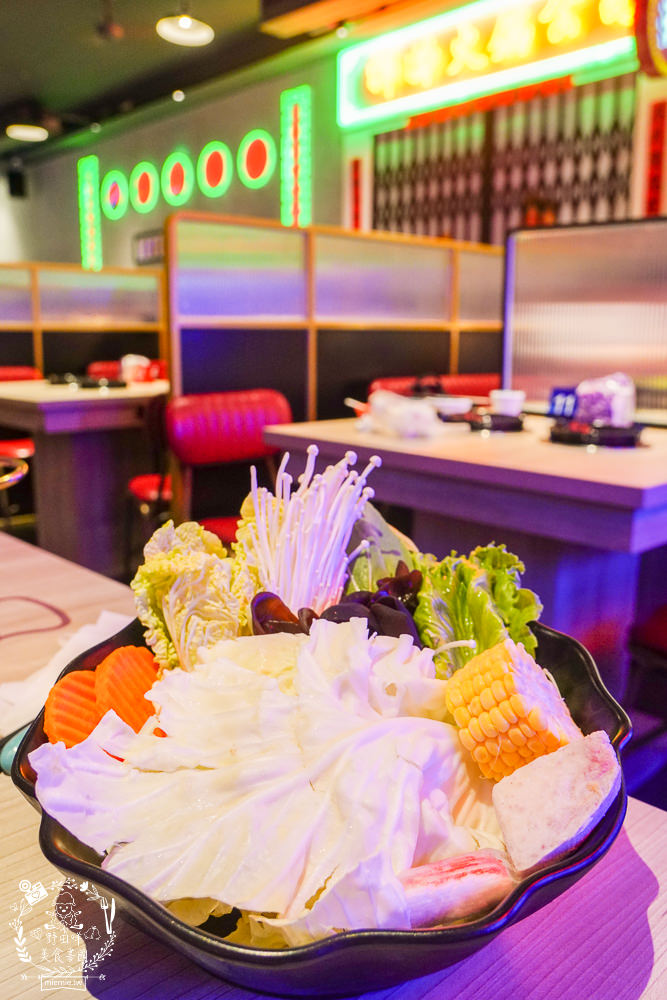 高雄[娜姐火鍋公司]文山特區超新潮復古的港式火鍋!多項飲料冰淇淋自助免費吃到飽!