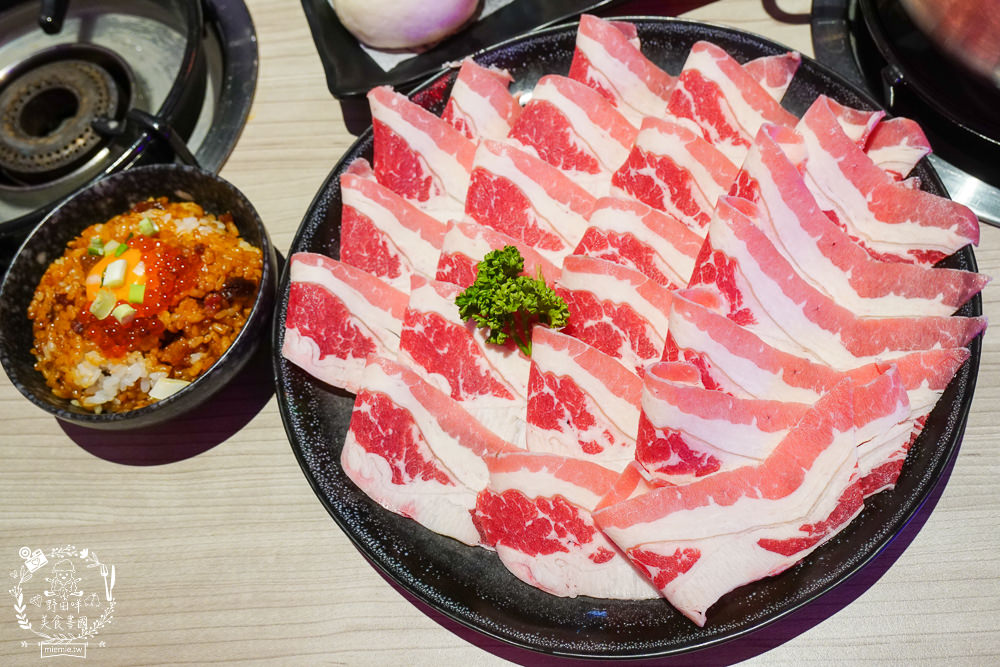 高雄[娜姐火鍋公司]文山特區超新潮復古的港式火鍋!多項飲料冰淇淋自助免費吃到飽!