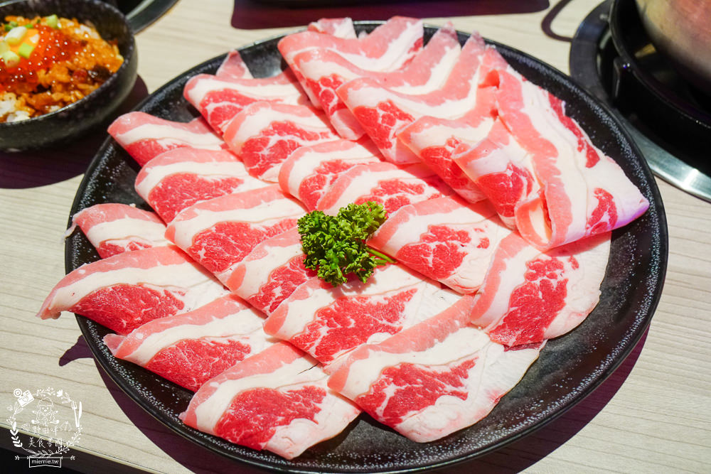 高雄[娜姐火鍋公司]文山特區超新潮復古的港式火鍋!多項飲料冰淇淋自助免費吃到飽!