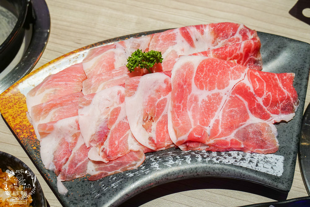 高雄[娜姐火鍋公司]文山特區超新潮復古的港式火鍋!多項飲料冰淇淋自助免費吃到飽!