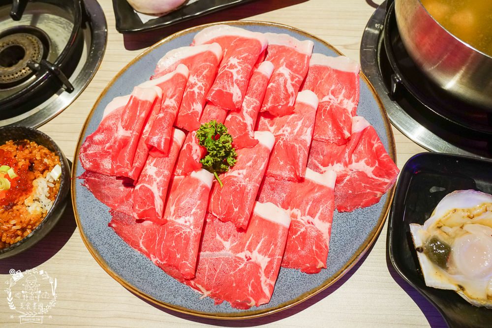 高雄[娜姐火鍋公司]文山特區超新潮復古的港式火鍋!多項飲料冰淇淋自助免費吃到飽!