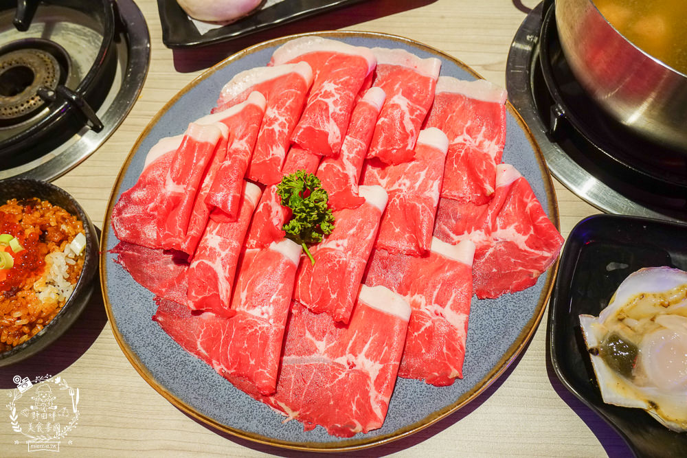 高雄[娜姐火鍋公司]文山特區超新潮復古的港式火鍋!多項飲料冰淇淋自助免費吃到飽!