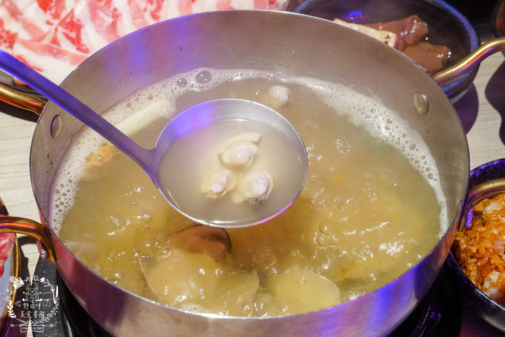 高雄[娜姐火鍋公司]文山特區超新潮復古的港式火鍋!多項飲料冰淇淋自助免費吃到飽!