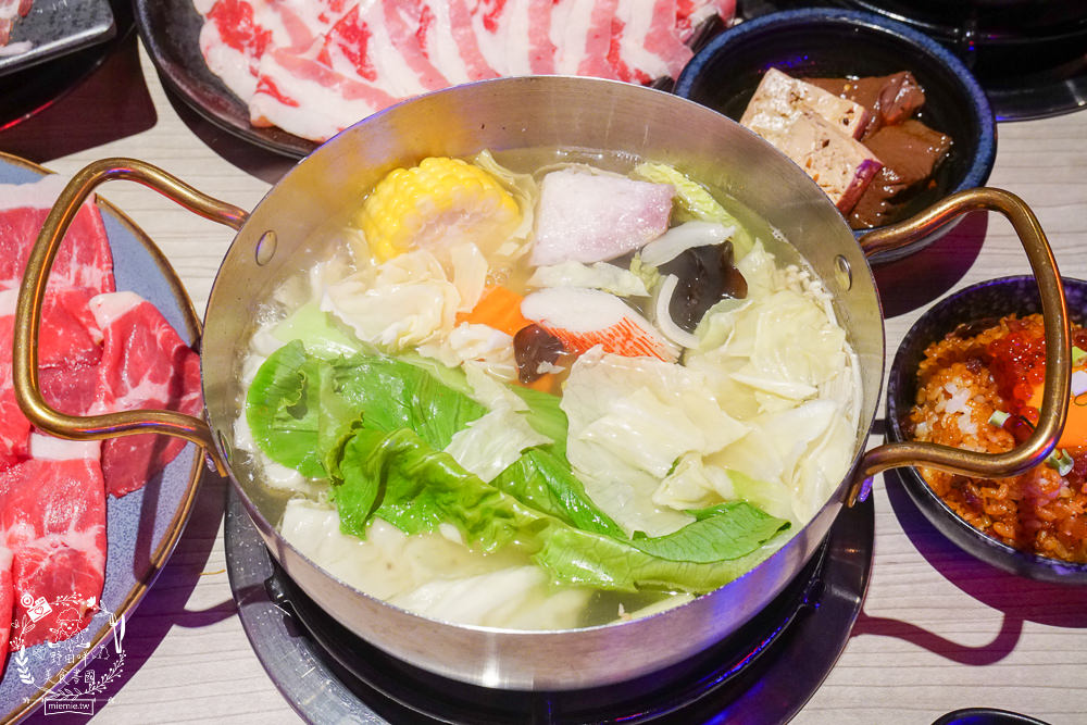 高雄[娜姐火鍋公司]文山特區超新潮復古的港式火鍋!多項飲料冰淇淋自助免費吃到飽!