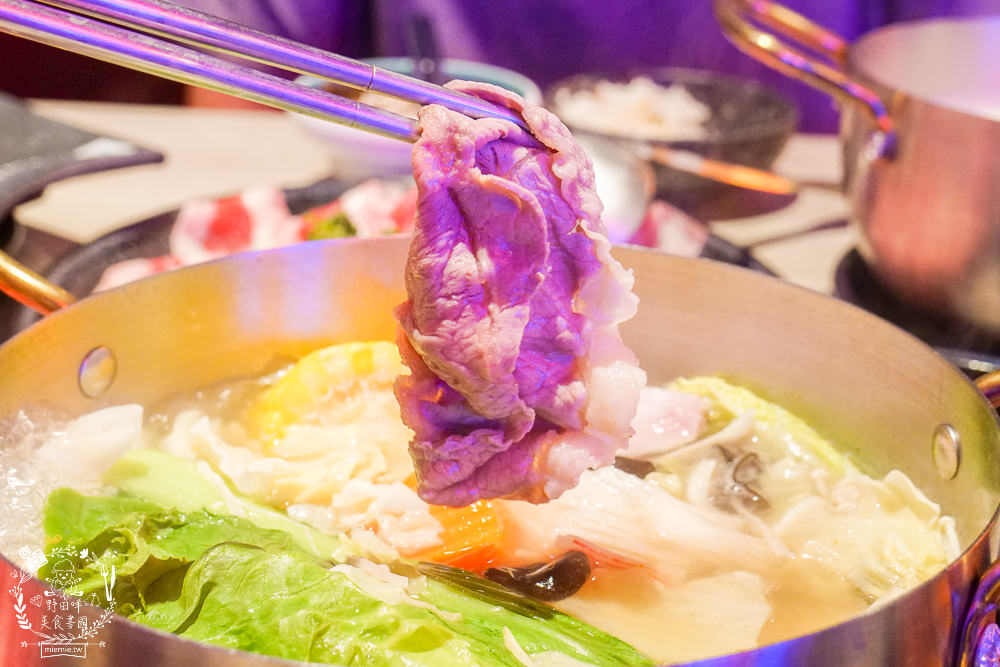 高雄[娜姐火鍋公司]文山特區超新潮復古的港式火鍋!多項飲料冰淇淋自助免費吃到飽!