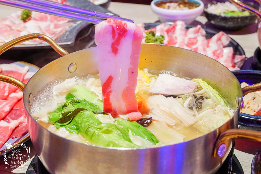 高雄[娜姐火鍋公司]文山特區超新潮復古的港式火鍋!多項飲料冰淇淋自助免費吃到飽!