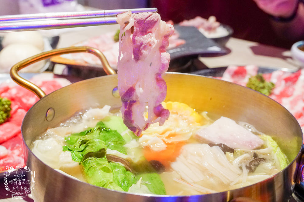 高雄[娜姐火鍋公司]文山特區超新潮復古的港式火鍋!多項飲料冰淇淋自助免費吃到飽!