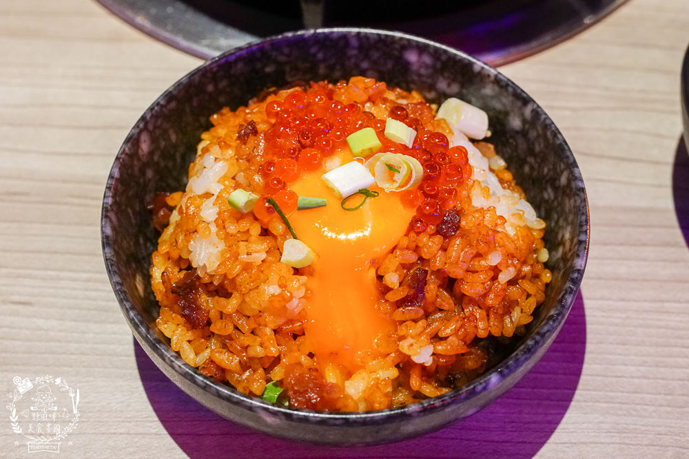 高雄[娜姐火鍋公司]文山特區超新潮復古的港式火鍋!多項飲料冰淇淋自助免費吃到飽!