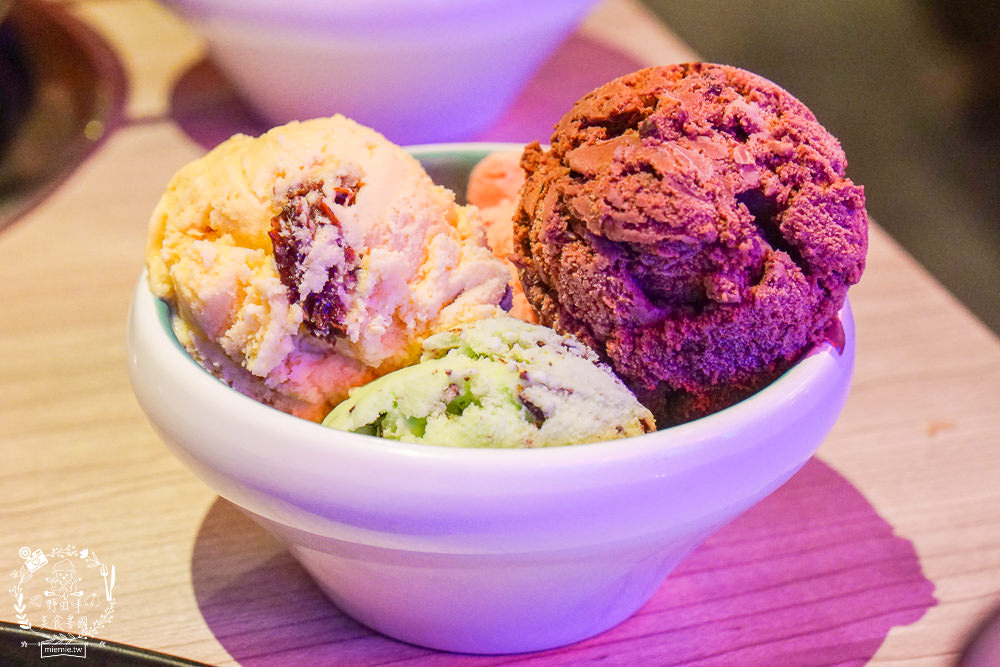 高雄[娜姐火鍋公司]文山特區超新潮復古的港式火鍋!多項飲料冰淇淋自助免費吃到飽!