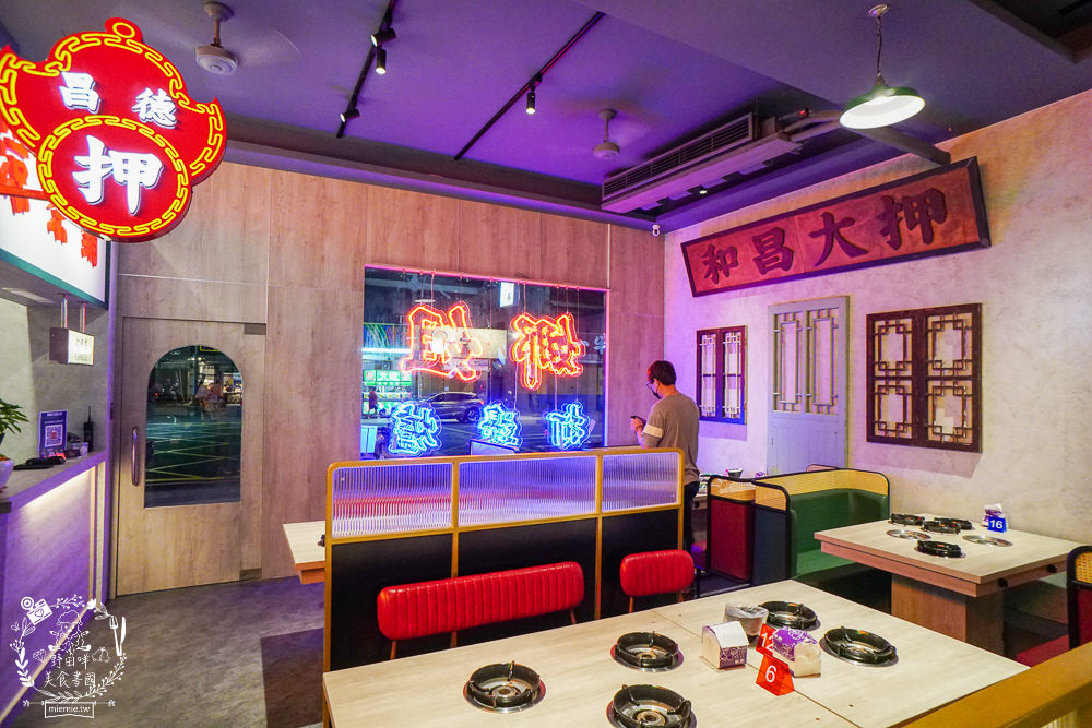 高雄[娜姐火鍋公司]文山特區超新潮復古的港式火鍋!多項飲料冰淇淋自助免費吃到飽!