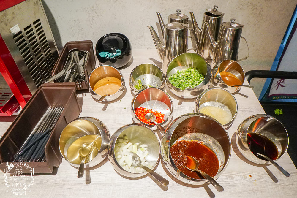 高雄[娜姐火鍋公司]文山特區超新潮復古的港式火鍋!多項飲料冰淇淋自助免費吃到飽!