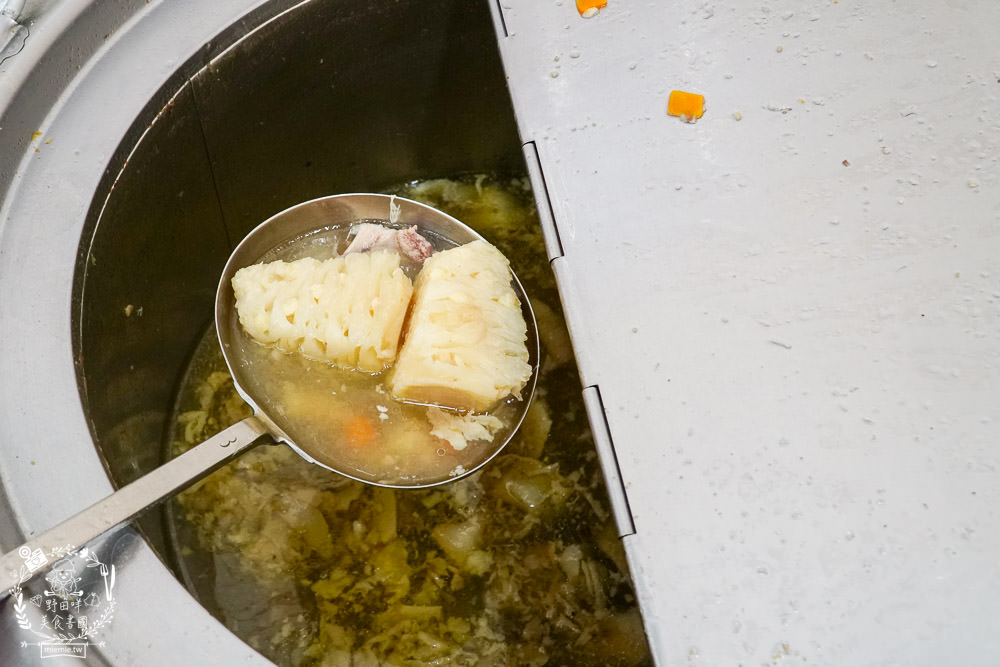 高雄[嫩嫩燒肉飯]雙拼便當燒肉+燒雞腿人氣激推!無限供應的免費湯品料超級澎湃!