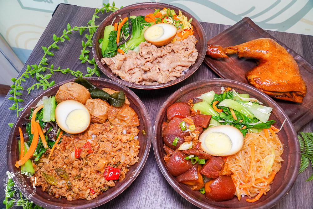 高雄[嫩嫩燒肉飯]雙拼便當燒肉+燒雞腿人氣激推!無限供應的免費湯品料超級澎湃!