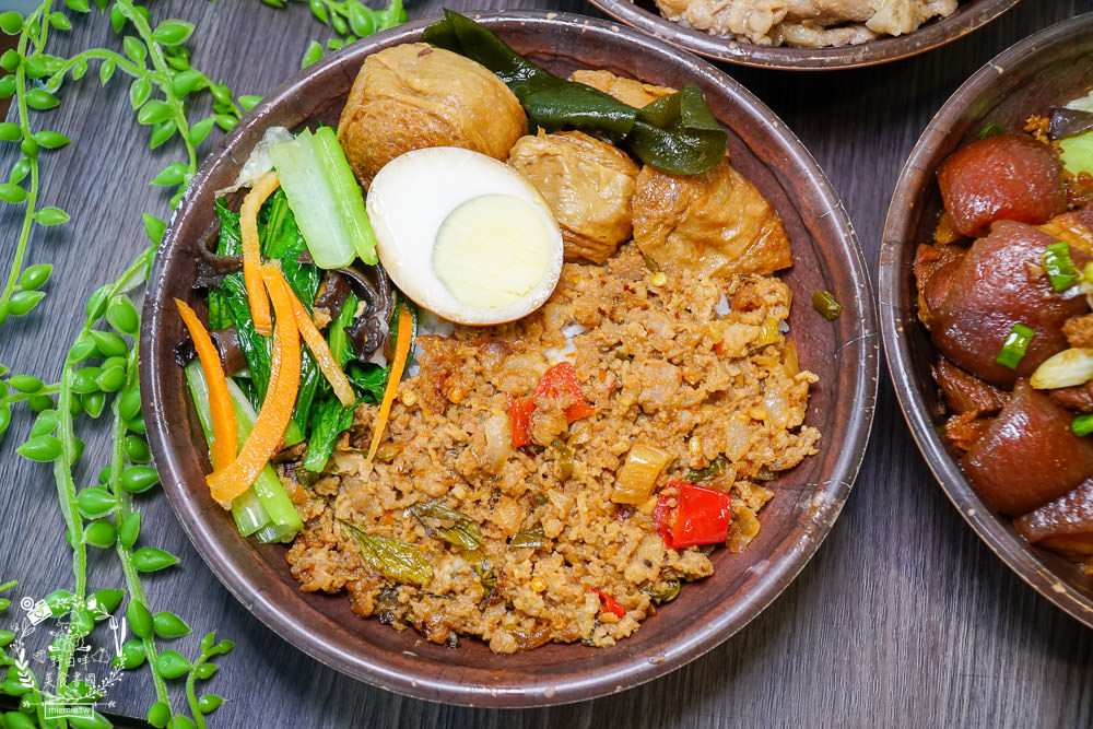 高雄[嫩嫩燒肉飯]雙拼便當燒肉+燒雞腿人氣激推!無限供應的免費湯品料超級澎湃!