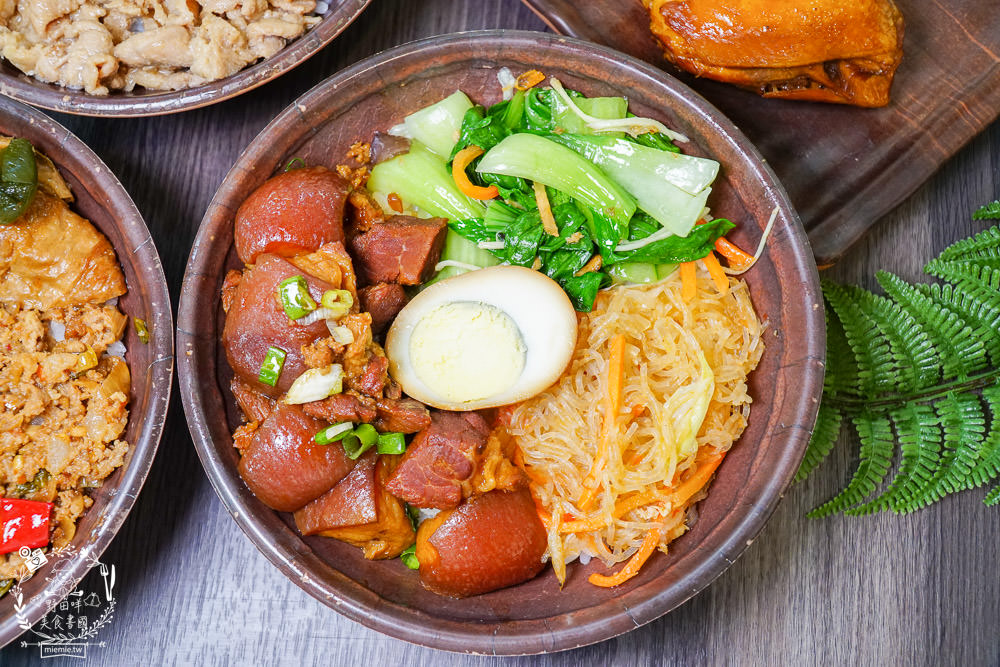 高雄[嫩嫩燒肉飯]雙拼便當燒肉+燒雞腿人氣激推!無限供應的免費湯品料超級澎湃!