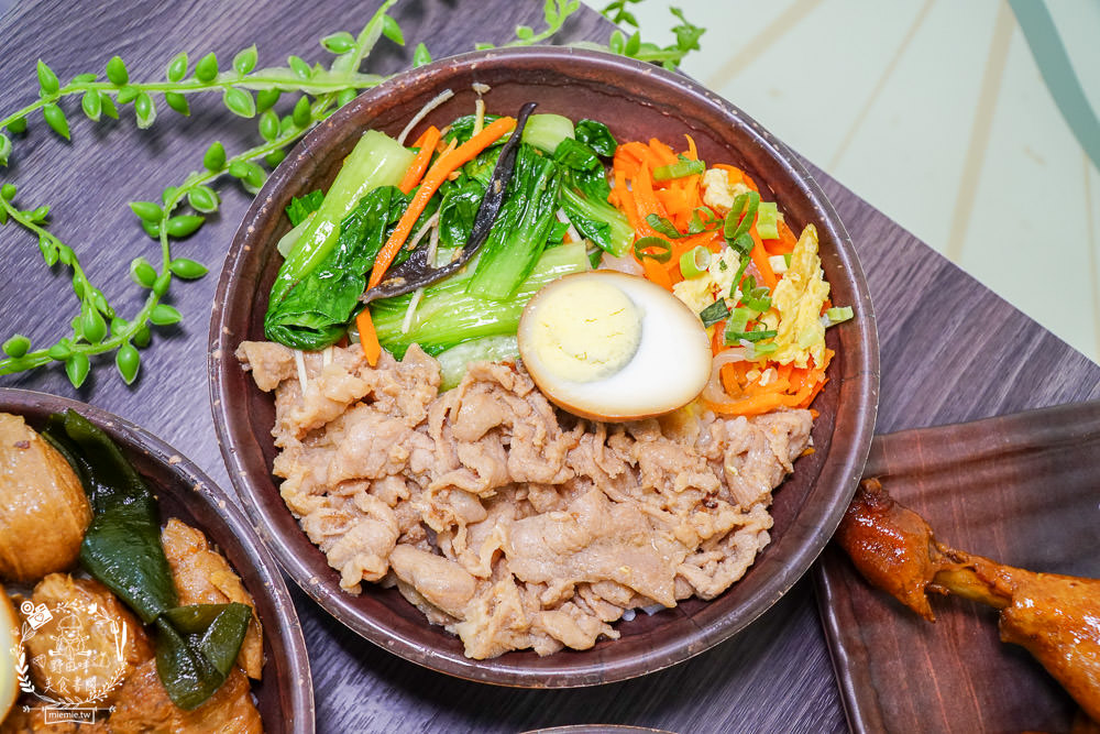 高雄[嫩嫩燒肉飯]雙拼便當燒肉+燒雞腿人氣激推!無限供應的免費湯品料超級澎湃!