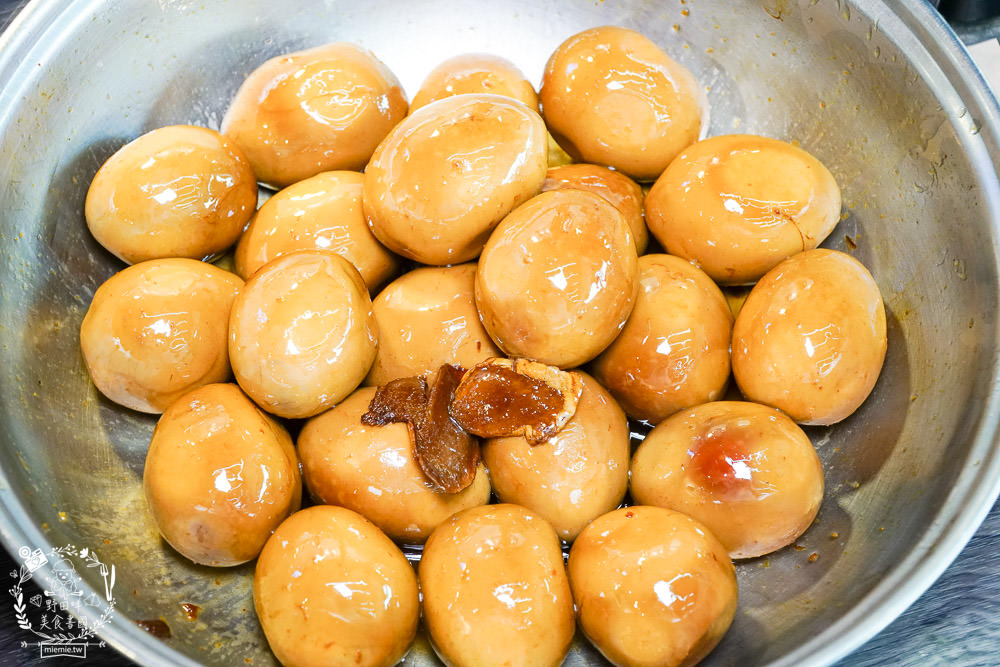 高雄[嫩嫩燒肉飯]雙拼便當燒肉+燒雞腿人氣激推!無限供應的免費湯品料超級澎湃!