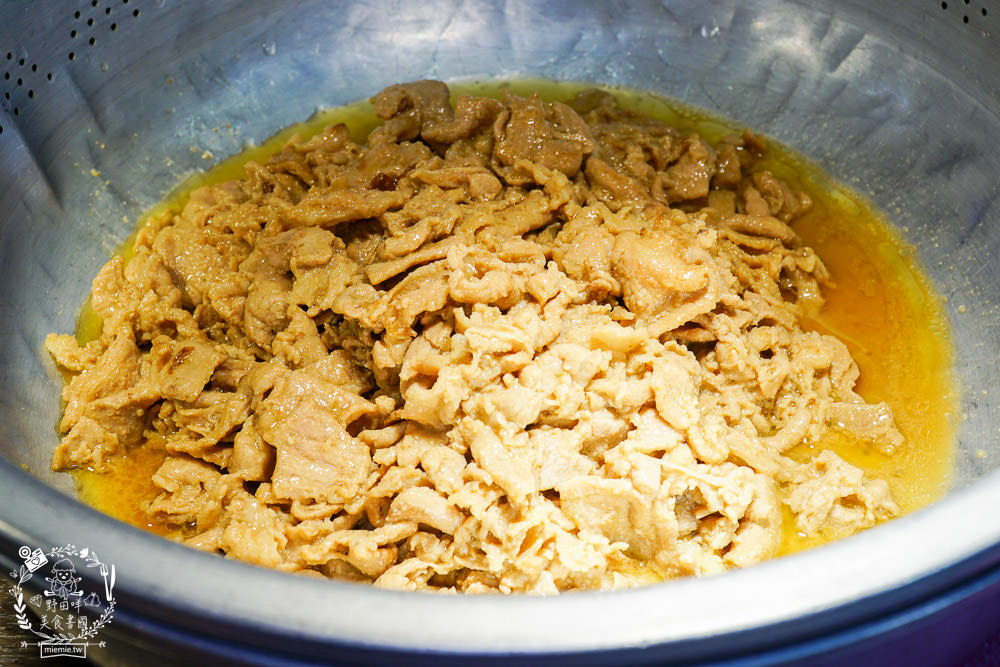 高雄[嫩嫩燒肉飯]雙拼便當燒肉+燒雞腿人氣激推!無限供應的免費湯品料超級澎湃!