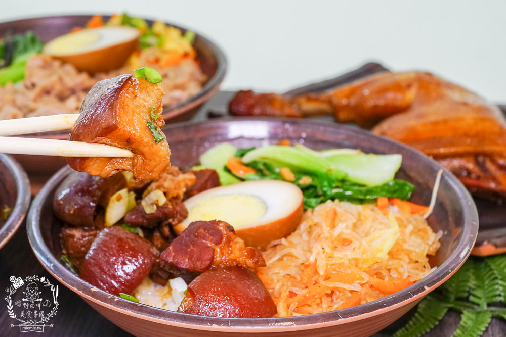 高雄[嫩嫩燒肉飯]雙拼便當燒肉+燒雞腿人氣激推!無限供應的免費湯品料超級澎湃!