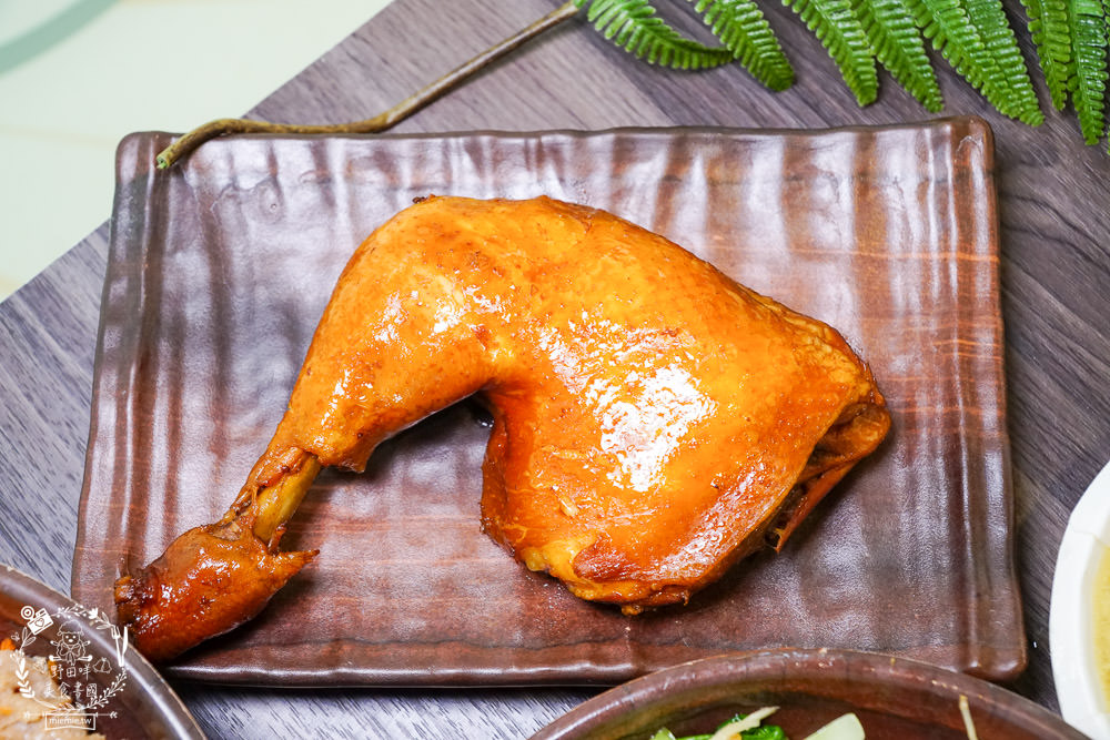 高雄[嫩嫩燒肉飯]雙拼便當燒肉+燒雞腿人氣激推!無限供應的免費湯品料超級澎湃!