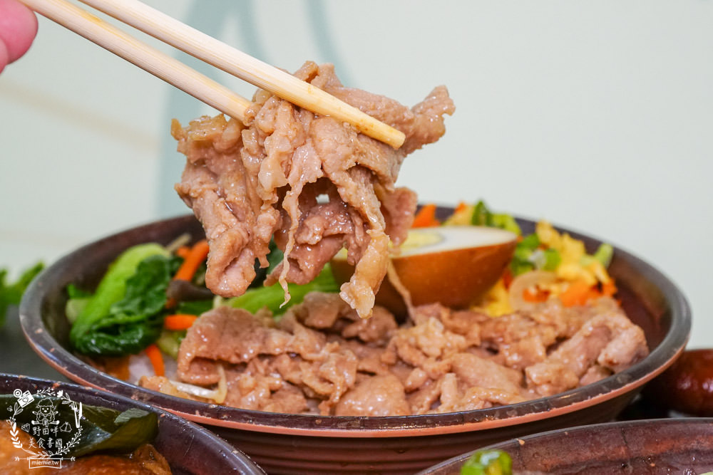 高雄[嫩嫩燒肉飯]雙拼便當燒肉+燒雞腿人氣激推!無限供應的免費湯品料超級澎湃!