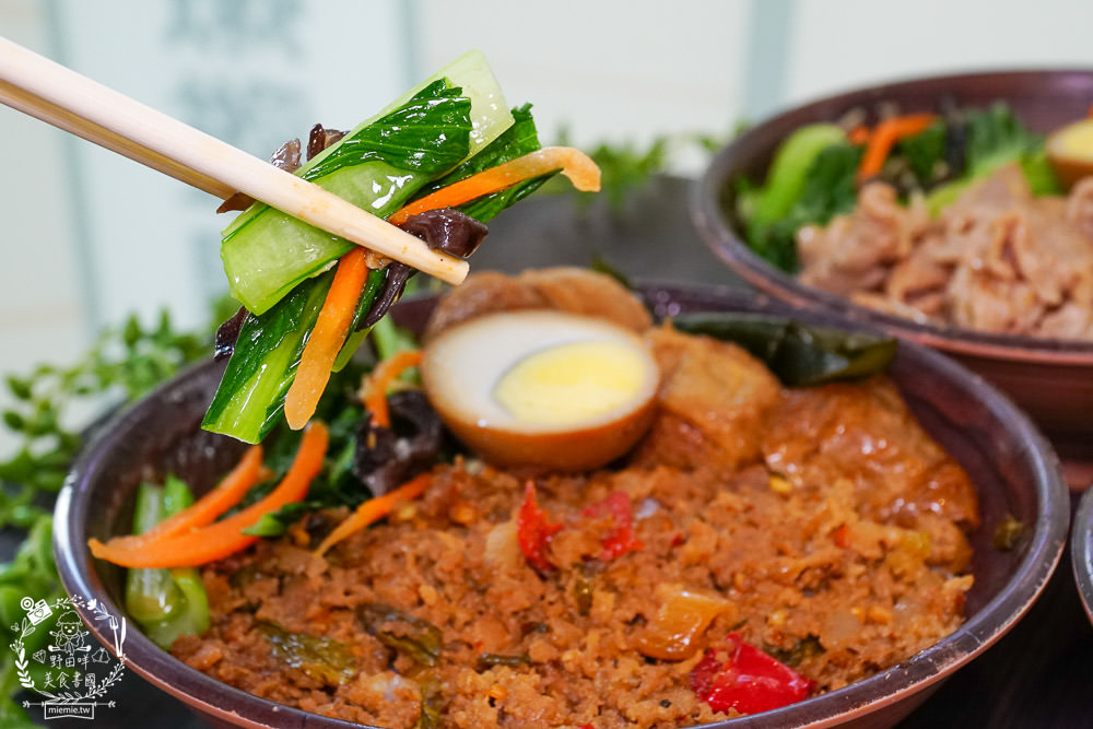 高雄[嫩嫩燒肉飯]雙拼便當燒肉+燒雞腿人氣激推!無限供應的免費湯品料超級澎湃!