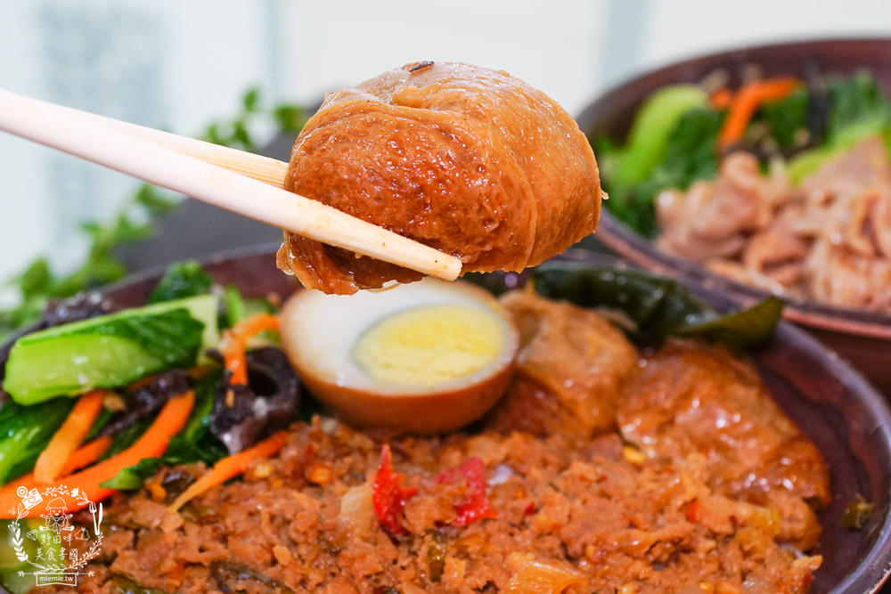 高雄[嫩嫩燒肉飯]雙拼便當燒肉+燒雞腿人氣激推!無限供應的免費湯品料超級澎湃!