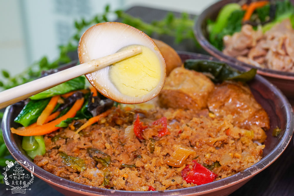 高雄[嫩嫩燒肉飯]雙拼便當燒肉+燒雞腿人氣激推!無限供應的免費湯品料超級澎湃!