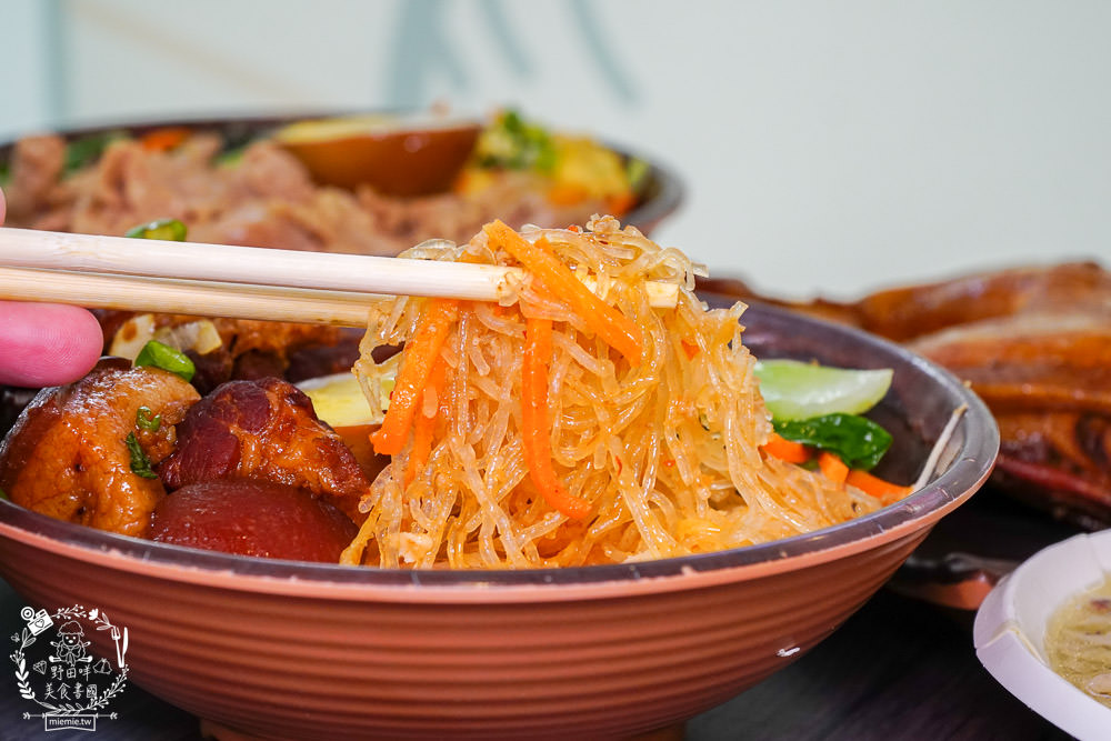 高雄[嫩嫩燒肉飯]雙拼便當燒肉+燒雞腿人氣激推!無限供應的免費湯品料超級澎湃!