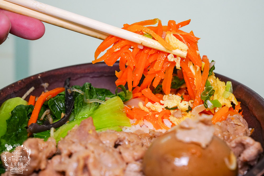 高雄[嫩嫩燒肉飯]雙拼便當燒肉+燒雞腿人氣激推!無限供應的免費湯品料超級澎湃!