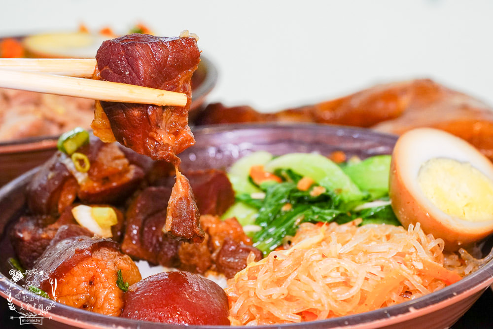 高雄[嫩嫩燒肉飯]雙拼便當燒肉+燒雞腿人氣激推!無限供應的免費湯品料超級澎湃!