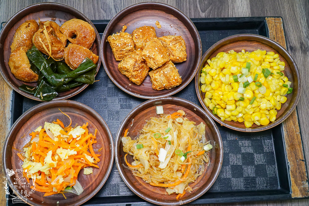 高雄[嫩嫩燒肉飯]雙拼便當燒肉+燒雞腿人氣激推!無限供應的免費湯品料超級澎湃!