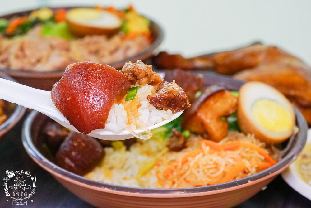 高雄[嫩嫩燒肉飯]雙拼便當燒肉+燒雞腿人氣激推!無限供應的免費湯品料超級澎湃!