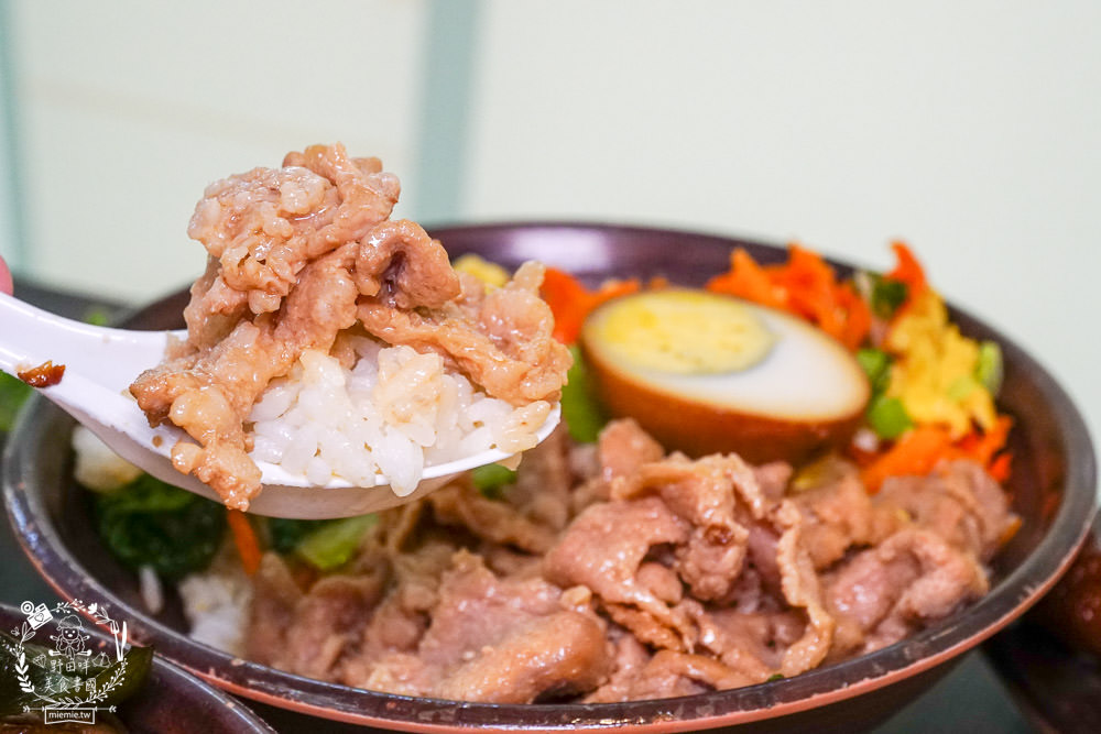 高雄[嫩嫩燒肉飯]雙拼便當燒肉+燒雞腿人氣激推!無限供應的免費湯品料超級澎湃!